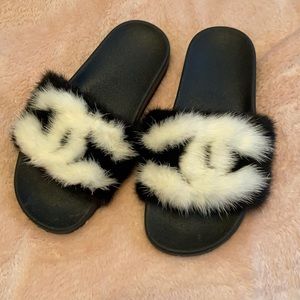 size 9 black and white slides